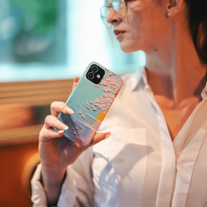Handyhülle mit glänzender oder matter Oberfläche und vollflächigem rundum Druck. Individuelle Anpassung und schlankes Design vereinen optimalen Schutz und Persönlichkeit.