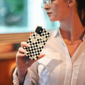 Handyhülle mit glänzender oder matter Oberfläche und vollflächigem rundum Druck. Individuelle Anpassung und schlankes Design vereinen optimalen Schutz und Persönlichkeit.