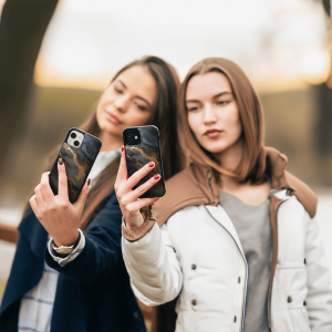 Handyhülle aus robustem, schwarzem TPU-Material und hochwertigem HD-Druck. Individuelle Anpassung und angenehme Handhabung vereinen optimalen Schutz und Persönlichkeit.