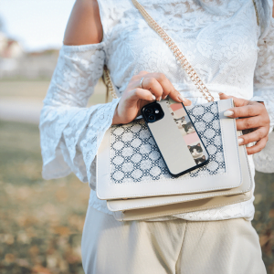 Handyhülle aus robustem, schwarzem TPU-Material und hochwertigem HD-Druck. Individuelle Anpassung und angenehme Handhabung vereinen optimalen Schutz und Persönlichkeit.