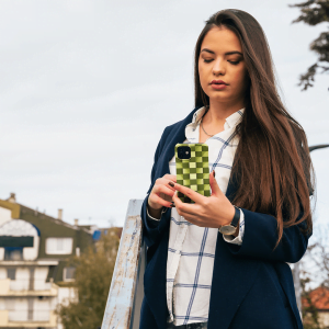 Handyhülle mit glänzender oder matter Oberfläche und vollflächigem rundum Druck. Individuelle Anpassung und schlankes Design vereinen optimalen Schutz und Persönlichkeit.