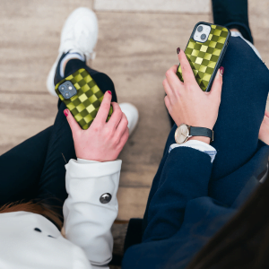 Handyhülle mit glänzender oder matter Oberfläche und vollflächigem rundum Druck. Individuelle Anpassung und schlankes Design vereinen optimalen Schutz und Persönlichkeit.