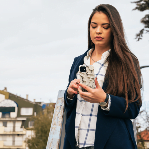 Handyhülle mit glänzender oder matter Oberfläche und vollflächigem rundum Druck. Individuelle Anpassung und schlankes Design vereinen optimalen Schutz und Persönlichkeit.