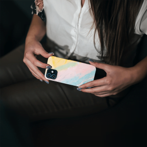 Handyhülle mit glänzender oder matter Oberfläche und vollflächigem rundum Druck. Individuelle Anpassung und schlankes Design vereinen optimalen Schutz und Persönlichkeit.