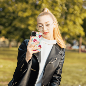 Handyhülle mit glänzender oder matter Oberfläche und vollflächigem rundum Druck. Individuelle Anpassung und schlankes Design vereinen optimalen Schutz und Persönlichkeit.