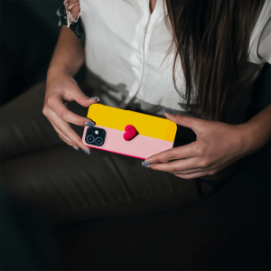 Handyhülle mit glänzender oder matter Oberfläche und vollflächigem rundum Druck. Individuelle Anpassung und schlankes Design vereinen optimalen Schutz und Persönlichkeit.