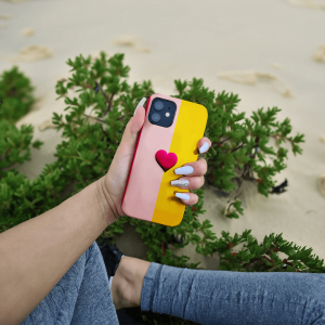 Handyhülle mit glänzender oder matter Oberfläche und vollflächigem rundum Druck. Individuelle Anpassung und schlankes Design vereinen optimalen Schutz und Persönlichkeit.