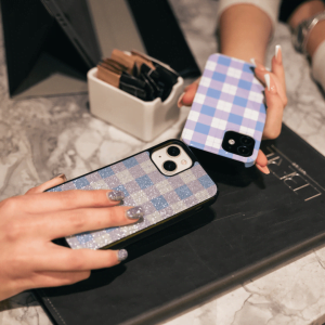 Handyhülle mit glänzender oder matter Oberfläche und vollflächigem rundum Druck. Individuelle Anpassung und schlankes Design vereinen optimalen Schutz und Persönlichkeit.