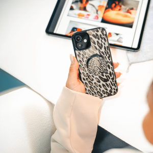 Handyhülle aus robustem, schwarzem TPU-Material und hochwertigem HD-Druck. Individuelle Anpassung und angenehme Handhabung vereinen optimalen Schutz und Persönlichkeit.