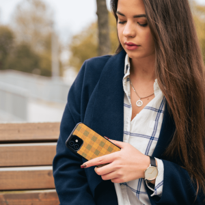 Exklusive Handyhülle aus robustem schwarzem Material, ergänzt durch hochwertige metallisierte Untergründe. Individuelle Anpassung und die angenehme Handhabung bieten sowohl optimalen Schutz als auch Einzigartigkeit.