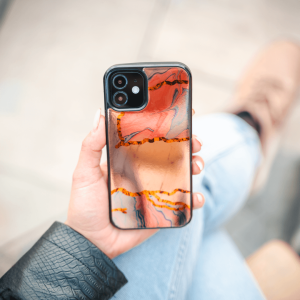 Exklusive Handyhülle aus robustem schwarzem Material, ergänzt durch hochwertige metallisierte Untergründe. Individuelle Anpassung und die angenehme Handhabung bieten sowohl optimalen Schutz als auch Einzigartigkeit.