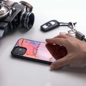 Exklusive Handyhülle aus robustem schwarzem Material, ergänzt durch hochwertige metallisierte Untergründe. Individuelle Anpassung und die angenehme Handhabung bieten sowohl optimalen Schutz als auch Einzigartigkeit.