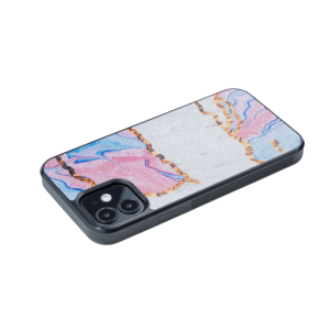 Exklusive Handyhülle aus robustem schwarzem Material, ergänzt durch hochwertige metallisierte Untergründe. Individuelle Anpassung und die angenehme Handhabung bieten sowohl optimalen Schutz als auch Einzigartigkeit.