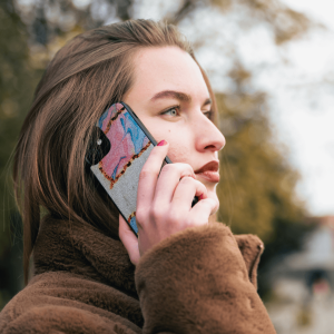 Exklusive Handyhülle aus robustem schwarzem Material, ergänzt durch hochwertige metallisierte Untergründe. Individuelle Anpassung und die angenehme Handhabung bieten sowohl optimalen Schutz als auch Einzigartigkeit.