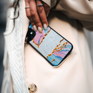 Exklusive Handyhülle aus robustem schwarzem Material, ergänzt durch hochwertige metallisierte Untergründe. Individuelle Anpassung und die angenehme Handhabung bieten sowohl optimalen Schutz als auch Einzigartigkeit.