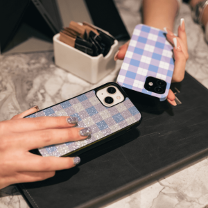 Exklusive Handyhülle aus robustem schwarzem Material, ergänzt durch hochwertige metallisierte Untergründe. Individuelle Anpassung und die angenehme Handhabung bieten sowohl optimalen Schutz als auch Einzigartigkeit.