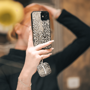 Kopfhörerhülle mit glänzender oder matter Oberfläche und vollflächigem rundum Druck. Individuelle Anpassung und schlankes Design vereinen optimalen Schutz und Persönlichkeit.