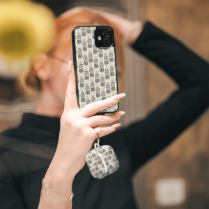 Kopfhörerhülle mit schimmernder oder matter Oberfläche und umfassendem Rundumdruck. Maßgeschneiderte Anpassung und filigranes Design bieten idealen Schutz und Ausdruck der Persönlichkeit.