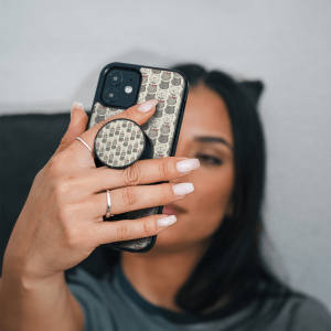 Handyhalter in elegantem Schwarz, gefertigt aus hochwertigem Material und modernen Design. Sorgt für eine sichere und stilvolle Handhabung deines Smartphones im Alltag.