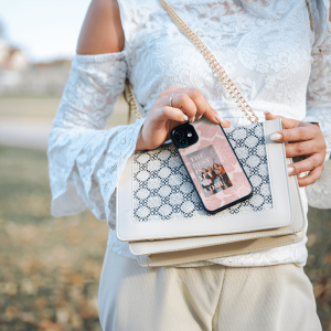 Handyhülle aus robustem, schwarzem TPU-Material und hochwertigem HD-Druck. Individuelle Anpassung und angenehme Handhabung vereinen optimalen Schutz und Persönlichkeit.