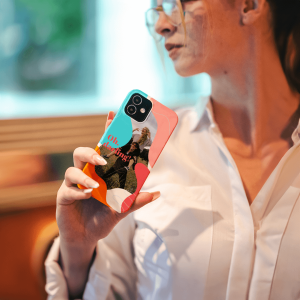 Handyhülle mit glänzender oder matter Oberfläche und vollflächigem rundum Druck. Individuelle Anpassung und schlankes Design vereinen optimalen Schutz und Persönlichkeit.