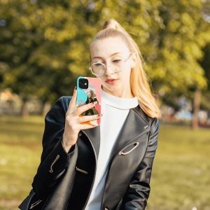 Handyhülle mit glänzender oder matter Oberfläche und vollflächigem rundum Druck. Individuelle Anpassung und schlankes Design vereinen optimalen Schutz und Persönlichkeit.