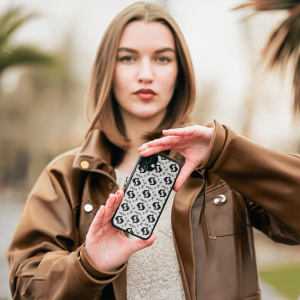 Handyhülle aus robustem, schwarzem TPU-Material und hochwertigem HD-Druck. Individuelle Anpassung und angenehme Handhabung vereinen optimalen Schutz und Persönlichkeit.