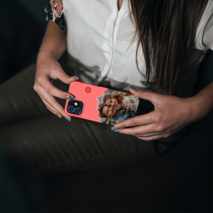 Handyhülle mit glänzender oder matter Oberfläche und vollflächigem rundum Druck. Individuelle Anpassung und schlankes Design vereinen optimalen Schutz und Persönlichkeit.