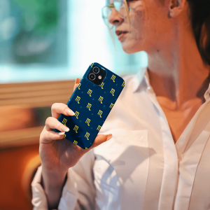 Handyhülle mit glänzender oder matter Oberfläche und vollflächigem rundum Druck. Individuelle Anpassung und schlankes Design vereinen optimalen Schutz und Persönlichkeit.