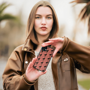 Handyhülle aus robustem, schwarzem TPU-Material und hochwertigem HD-Druck. Individuelle Anpassung und angenehme Handhabung vereinen optimalen Schutz und Persönlichkeit.