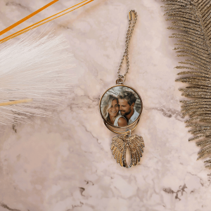 Personalisierte Rückspiegelkette aus hochwertigem verchromtem Material mit zwei dekorativen Engelsflügeln, verleiht jedem Auto einen Hauch von Eleganz.